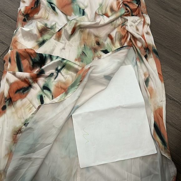 Beautiful silk dress high slit on side thigh - Picture 3 of 4